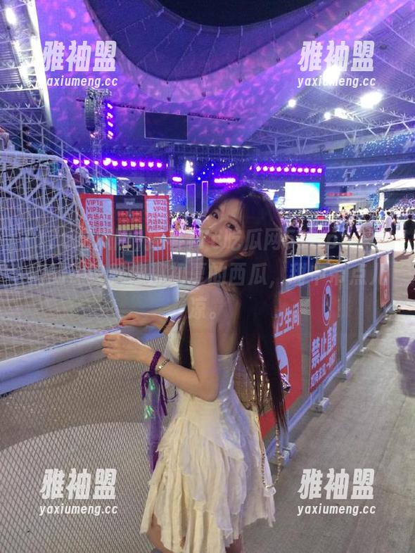 捧着17c吃瓜网51app，我们的热议就像那初夏的西瓜，甜中带点儿凉。