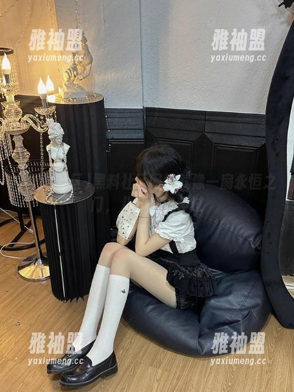 黑料社区 黑料社区网址就像一扇永恒之门,八卦从未停过