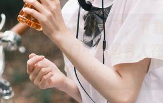黑社料苹果版来了，下载后仿佛打开了新世界的大门…那里有人在安静地吃瓜？